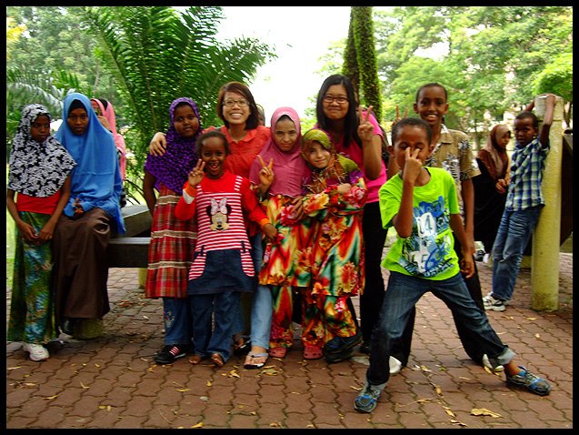 Les ambassadeurs de la jeunesse posent avec des enfants de l'école des refugiés. ©Amnesty International