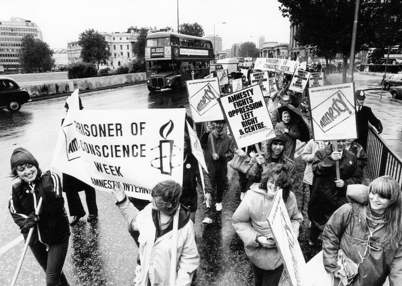 Des sympathisants d'Amnesty International défilent à Londres en soutien aux prisonniers d'opinion, en 1983. © Raoul Shade