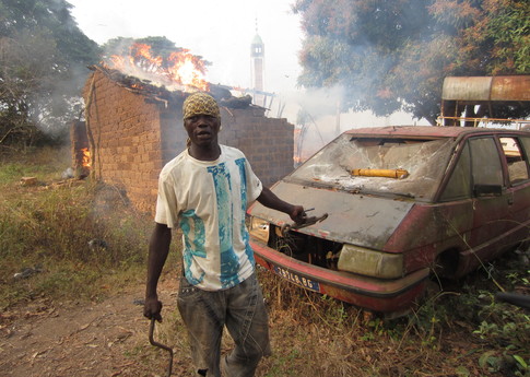 Saccage et incendie de biens appartenant à des musulmans et d'une mosquée dans le quartier PK 26, dans le nord de Bangui, en République centrafricaine, le 23 janvier 2014. © Amnesty International