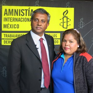 Le secrétaire général d’Amnesty Salil Shetty avec Claudia Medina, rescapée de la torture, à Mexico (février 2014).© Amnesty International