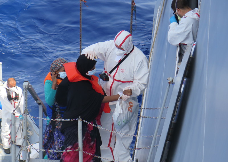201 hommes, femmes et enfants secourus en mer débarquent du Virginio Fasan à Augusta, en Sicile (10 août 2014). © Amnesty International