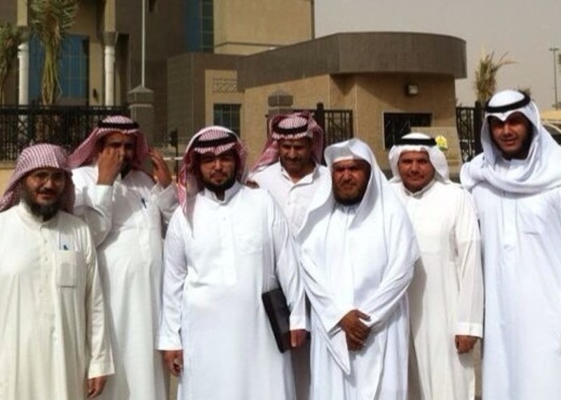 Les défenseurs des droits humains Abdulrahman al Hamid (à l’extrême-gauche) et Abdulkareem al Khoder (troisième à droite) avec d’autres membres et sympathisants de l’Association saoudienne des droits civils et politique (ACPRA). © DR