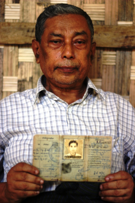 Kyaw Hla Aung montre sa carte d'identité, un document datant des années 1950 prouvant qu'il vit au Myanmar depuis longtemps. © Burma Times