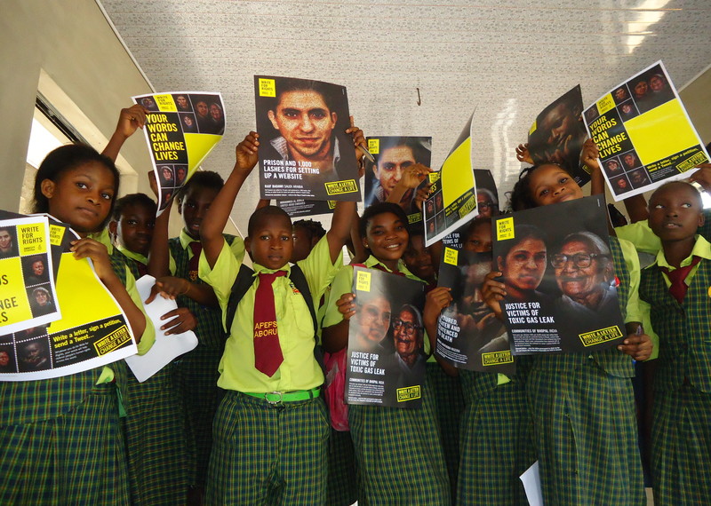 Un espoir pour l'avenir : des écoliers du Nigeria participent à la campagne annuelle d'Amnesty Écrire pour les droits, décembre 2014. © Amnesty International
