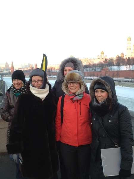 Plusieurs directrices de sections d'Amnesty International lors d'une manifestation en faveur de la liberté de réunion pacifique en janvier 2014 à Moscou, sur le pont où Boris Nemtsov a été tué quatorze mois plus tard. © Amnesty International