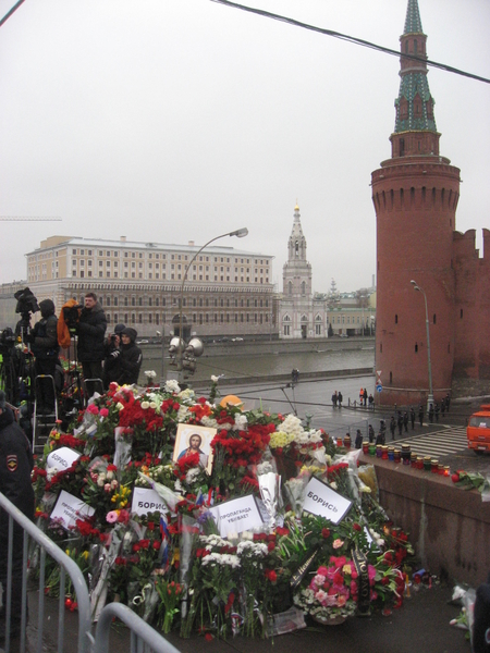 Des passants ont déposé des fleurs sur le lieu près du Kremlin où Boris Nemtsov a été tué. © Amnesty International. © Amnesty International