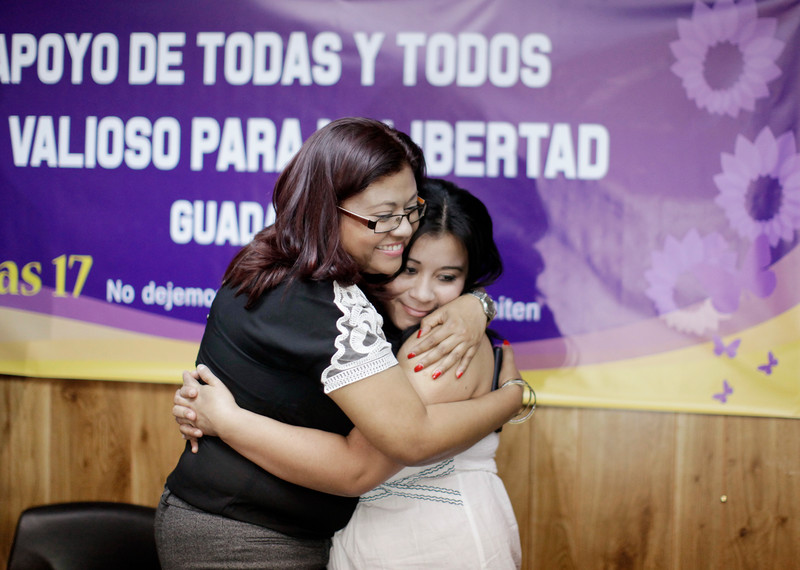 Carmen Guadalupe Vasquez (à droite) dans les bras de son avocate, Angélica Rivas, après sa sortie de prison à San Salvador, le 19 février 2015. © REUTERS/Jose Cabezas