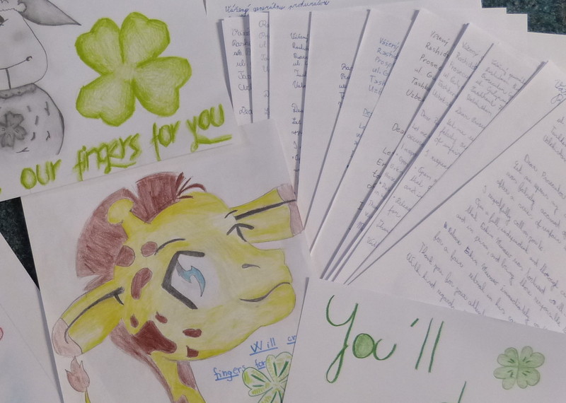 Des lettres d'écoliers adressées à la famille d'Erkin Moussaïev. © Amnesty international Slovaquie