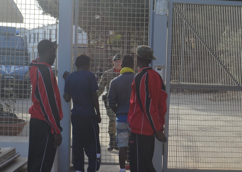 Le centre d’accueil de Lampedusa est conçu pour abriter environ 380 personnes, mais un travailleur social nous a confié que le centre avait récemment accueilli plus de 1 400 personnes. © Amnesty International