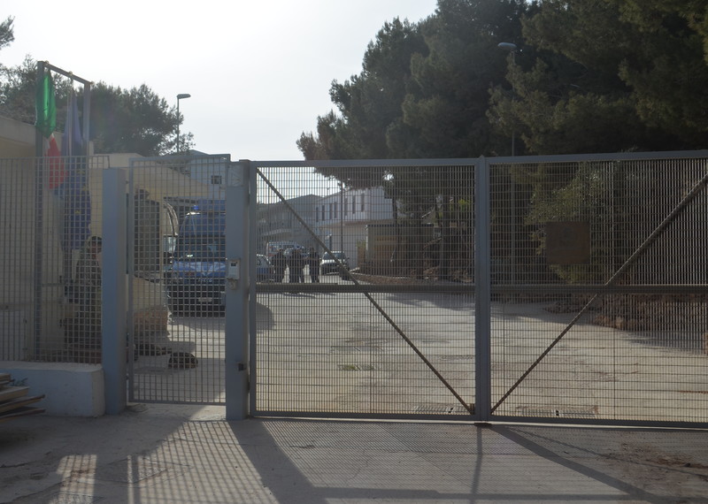 Le portail du centre d’accueil pour migrants, réfugiés et demandeurs d’asile à Lampedusa, en Italie. © Amnesty International