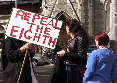 Une manifestante demande à l’Irlande de supprimer le 8e amendement de sa Constitution lors de la March for Choice, à Dublin, en mars 2014. © Amnesty International