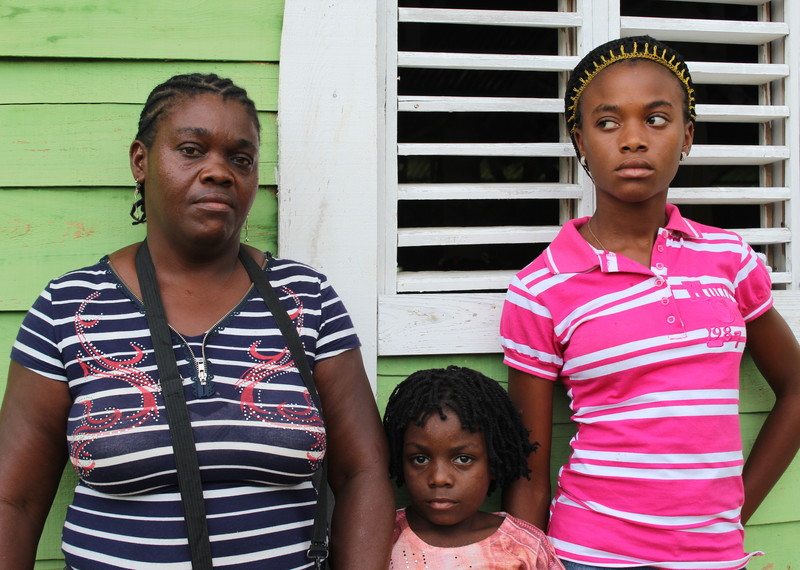 Les Ciri sont une famille dominicaine d'origine haïtienne. China (à droite) et Chinala (au centre) sont nées en République Dominicaine de parents haïtiens mais sont privées de documents d'identité. © Amnesty International