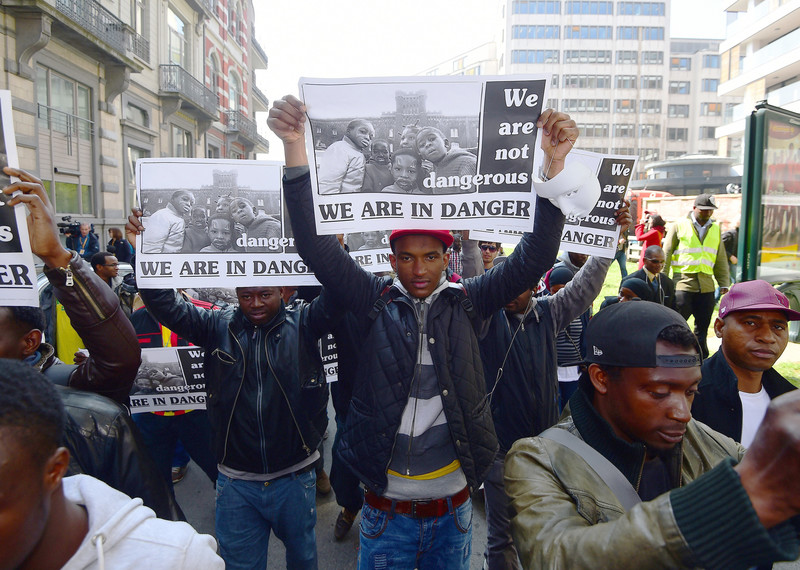 Des militants d'Amnesty organisent des « funérailles » en guise de protestation, alors que les dirigeants européens se réunissent d’urgence à Bruxelles (Belgique) pour discuter de la crise en Méditerranée, le 23 avril 2015.