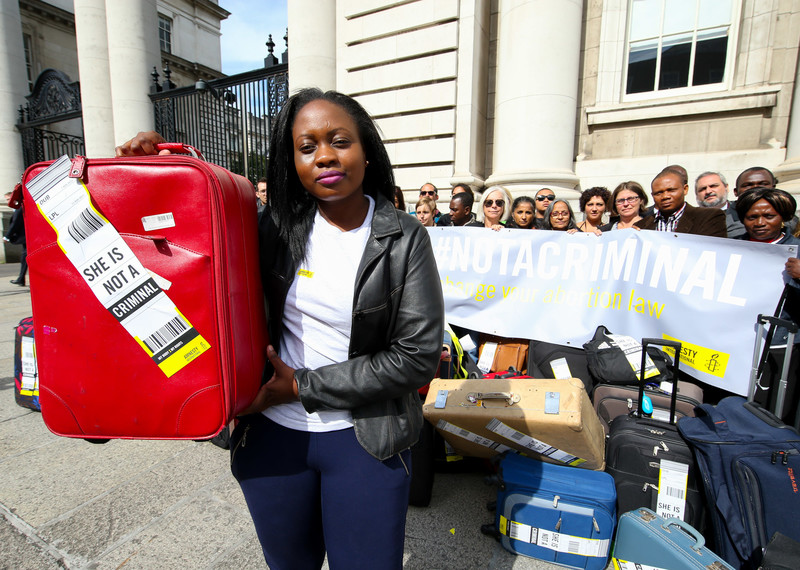 Sympathisant-e-s d’Amnesty International manifestant contre la législation irlandaise restrictive sur l’avortement à Dublin, Irlande. © Mark Maxwell, Dublin/Amnesty International