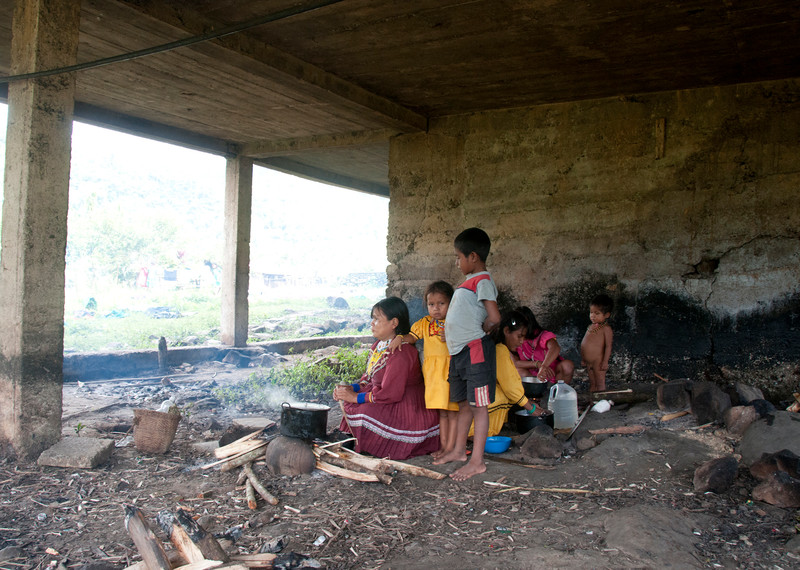 Des familles indigènes ont établi un camp sous le bâtiment de l’école à Aguasal, dans la réserve d’Alto Andágueda, après avoir été contraintes de quitter leur logement en 2012. © Steve Cagan