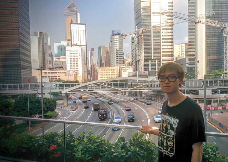 Tommy Cheung, étudiant et organisateur, photographié au-dessus d’un axe routier majeur dans le centre de Hong Kong, à proximité du siège du gouvernement. Cet axe routier était le principal site des manifestations pro-démocratie de fin 2014.