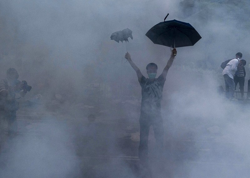 Un manifestant en faveur de la démocratie bravant les gaz lacrymogènes de la police de Hong Kong le 28 septembre 2014. AFP/Getty XAUME OLLEROS