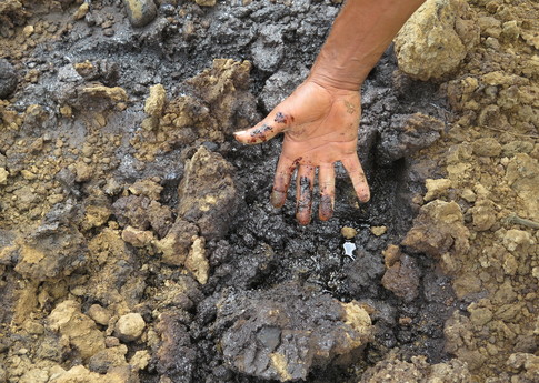 La terre est contaminée par le pétrole autour du site de Bomu Manifold, exploité par Shell, près du village de K. Dere, dans le delta du Niger. © Amnesty International