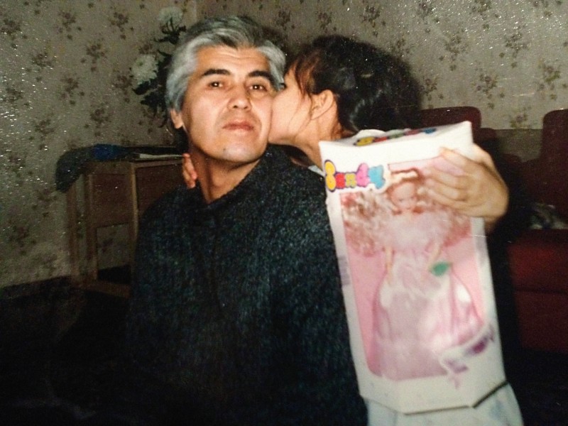 Mouhammad Bekjanov et l'une de ses filles. © DR