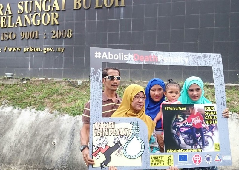 La famille de Shahrul Izani devant la prison de Sungai Buloh, en Malaisie, où Shahrul Izani est incarcéré. © Amnesty International Malaisie
