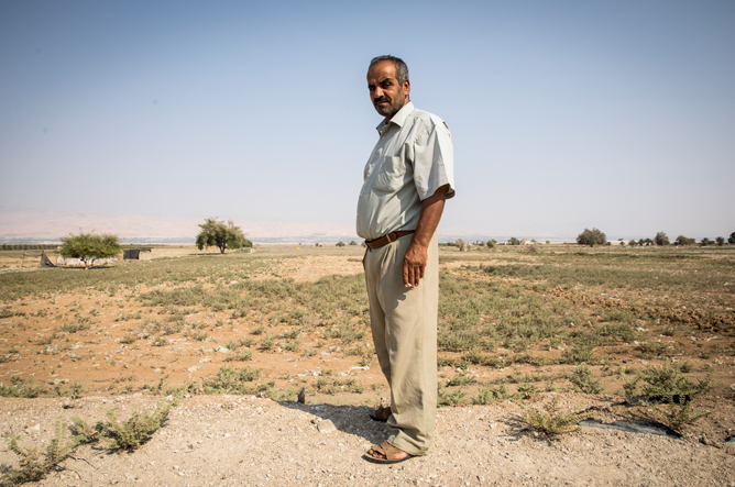 Issa Nijoum est un ancien cultivateur d’agrumes d’al Auja. Aujourd’hui, il ne fait pousser que des plantes moins gourmandes en eau, comme les courges et les concombres. En 2017, il n’a eu accès à l’eau que pendant 40 jours au moment de la période de croissance, qui a généralement lieu entre février et mars. Ses plants de courge sont morts. Il explique que ses cultures ont besoin de 120 jours d’eau par an. © Amnesty International