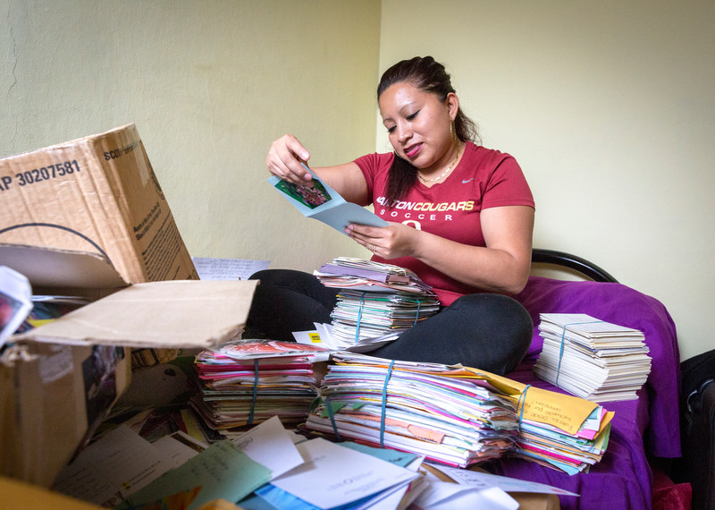 Teodora del Carmen Vasquez lit des lettres de sympathisants d’Amnesty International qui ont fait campagne pour sa libération. © Amnesty International.
