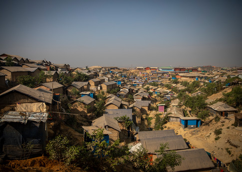 Les camps de réfugiés surpeuplés situés sur un terrain accidenté dans le sud-est du Bangladesh abritent plus de 800 000 réfugiés royingyas ayant fui le Myanmar. © Amnesty International/Reza Shahriar Rahman