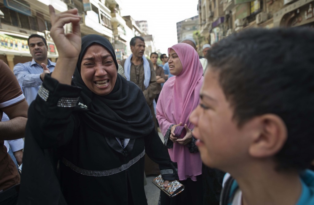 Des proches des accusés réagissent à l'annonce des condamnations à mort devant le tribunal de Minya.©KHALED DESOUKI/AFP/Getty Images