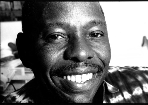 Ken Saro-Wiwa, l'un des neuf militants écologistes du pays ogoni, dans le delta du Niger, exécutés le 10 novembre 1995, à l’issue d’un procès inique. © Amnesty International/Karen de Groot