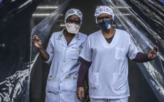 Monde. Le personnel de santé réduit au silence, exposé et agressé