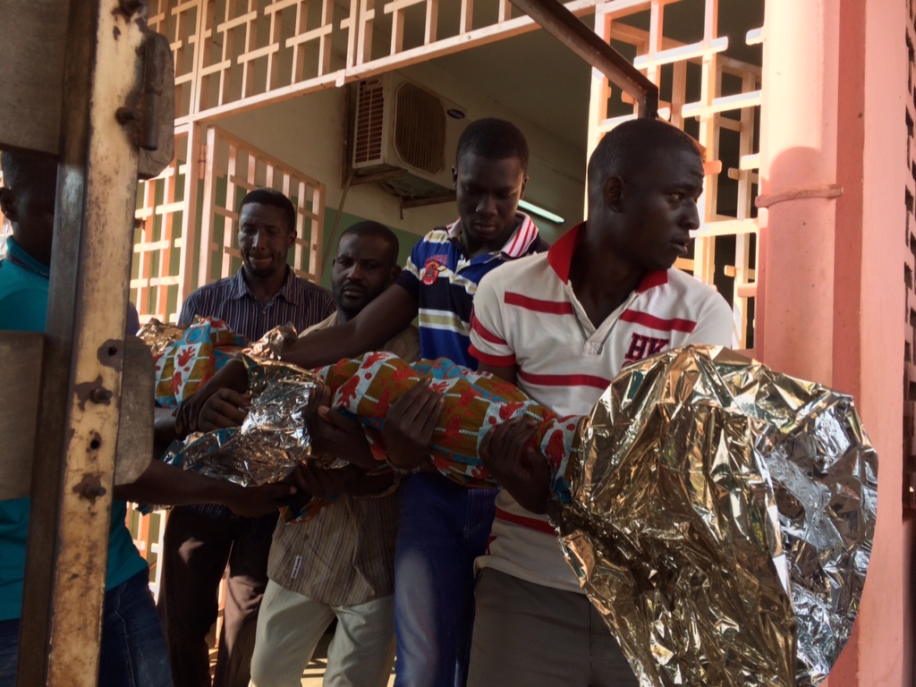 Le corps de Souleimane Hadji, tué le 3 août 2015 à Bangui, en République centrafricaine, est transporté hors de l'hôpital par des membres de sa famille.