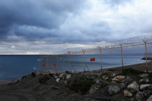 Clôture érigée sur la plage de Tarajal, qui sépare le Maroc de Ceuta, enclave nord-africaine de l’Espagne (2 mars 2014). Au moins 14 personnes ont péri noyées ici il y a de cela un an. © JUAN MEDINA/Reuters/Corbis