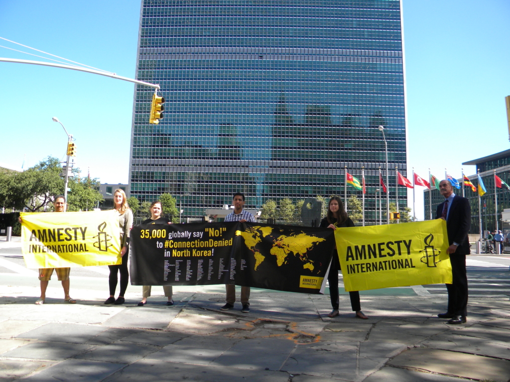Des militants d'Amnesty International font campagne en faveur des Nord-Coréens devant le siège des Nations unies à New York en septembre 2016