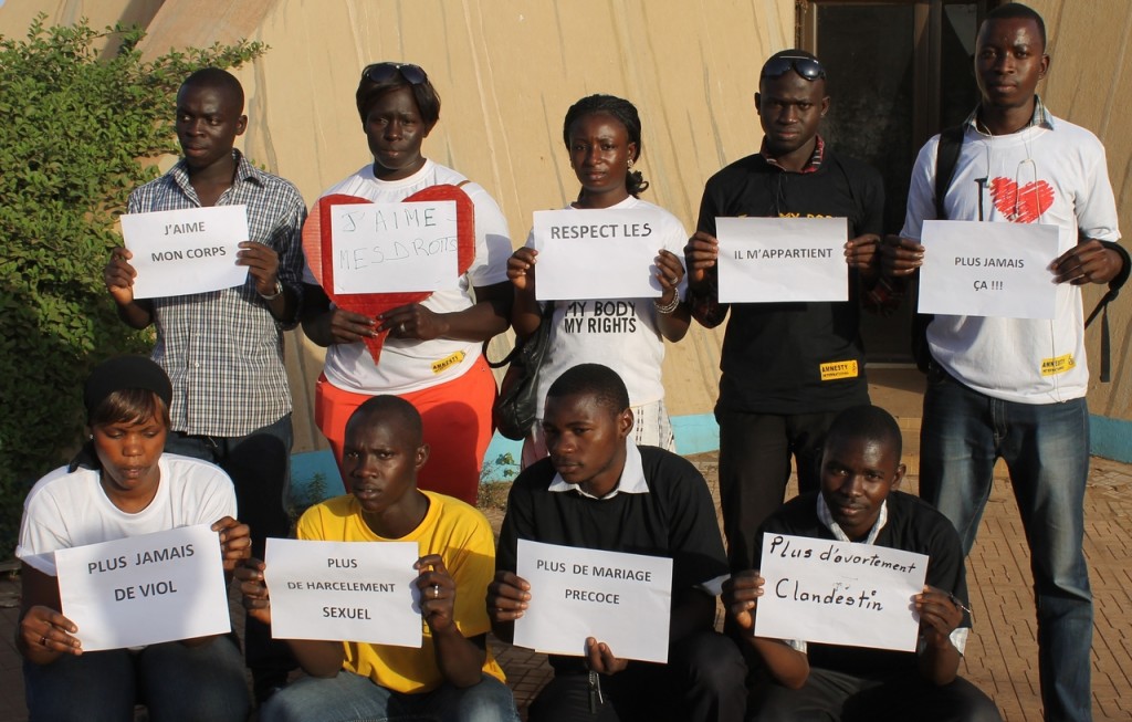 De jeunes participant à l’activité d’éducation aux droits humains ‘Exprimez-vous’ à Bamako déploient les affiches qu’ils ont initialement réalisées au cours de l’atelier. ©Amnesty International