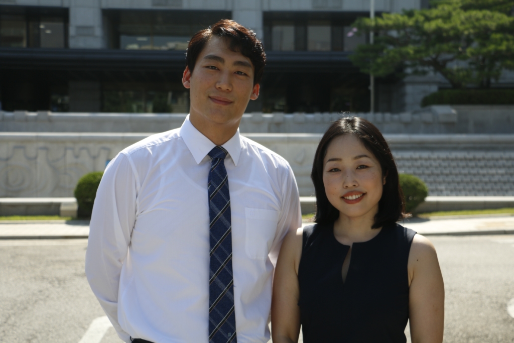 In-ho avec Hiroka Shoji, chargée de recherches pour l'Asie du Sud-Est à Amnesty, devant le Tribunal constitutionnel de Corée du Sud le mois dernier.