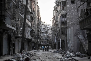 Un obus ayant détruit leur maison à Alep, les membres d’une famille alaouite ont été contraints de se déplacer d’un endroit à un autre, en Syrie et hors de Syrie, pendant plus d’un an. © AP Photo/Narciso Contreras