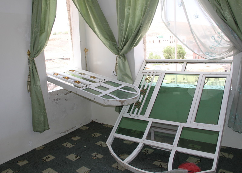 Dégâts causés dans un logement civil à Mount Nuqum après une frappe aérienne de la coalition sur un dépôt d'armes le 11 mai.