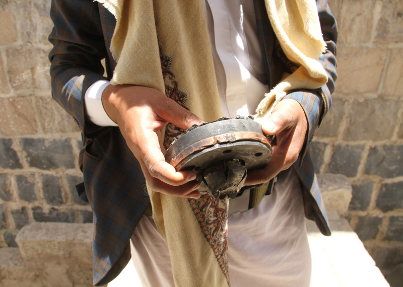 Fragment de l'une des armes qui a frappé des zones civiles du quartier de Mount Nuqum le 11 mai, après une frappe aérienne de la coalition sur un dépôt d'armes qui a déclenché les systèmes de mise à feu de certaines des armes entreposées.
