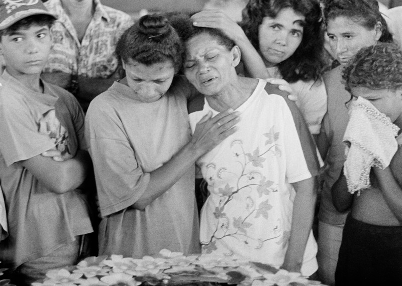Veillée mortuaire pour les 19 victimes à Curionópolis ©João Roberto Ripper