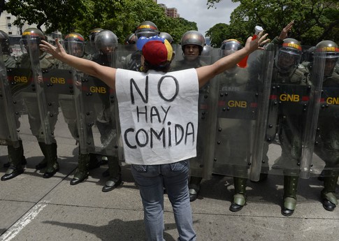 L’entêtement des autorités précipite une crise humanitaire catastrophique au Venezuela. © AFP/Getty Images