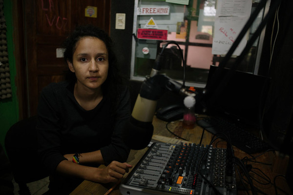 Le COPINH s'emploie à renforcer le pouvoir d'action des Lencas en mettant en œuvre diverses activités. Bertha, et d'autres, dénoncent les puissantes entreprises en se servant de la radio communautaire du COPINH.  © Amnesty International/Sergio Ortiz
