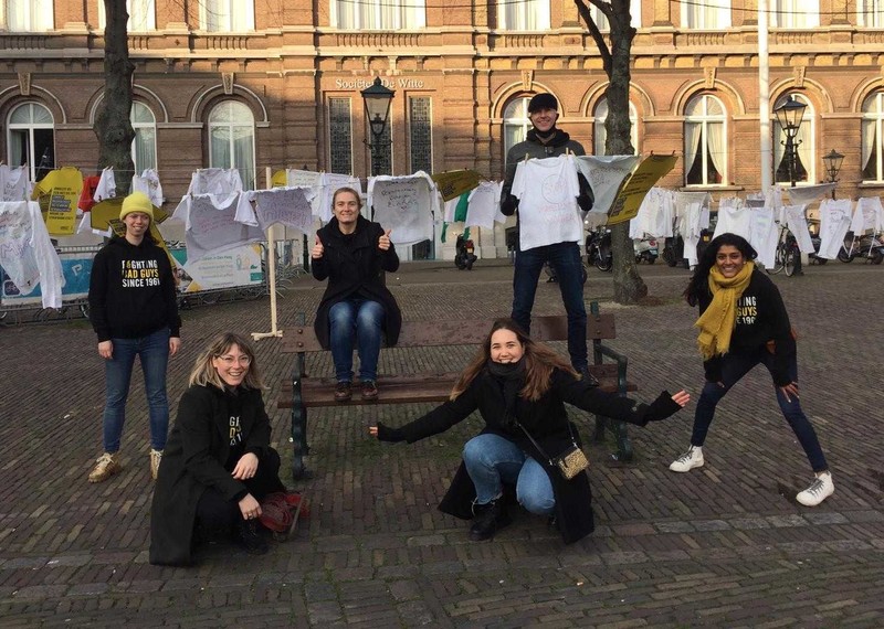 Des militant·e·s d’AI Pays-Bas faisant campagne sur le consentement sexuel