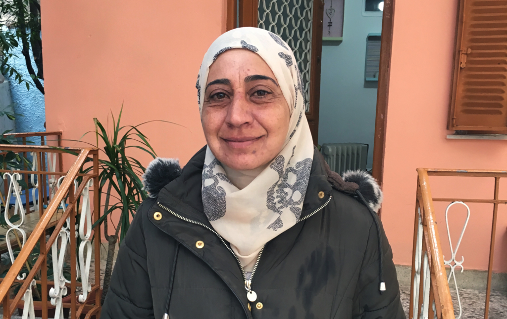 Amal a fui la guerre en Syrie, elle vit désormais sur l'île de Lesbos.