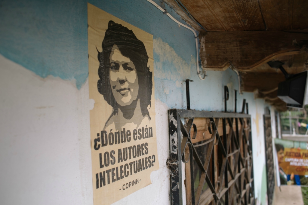 En dépit de l'enquête qui a débouché sur l'arrestation de huit responsables présumés de son assassinat, la question concernant les commanditaires de ce meurtre reste sans réponse. « Deux ans après la mort tragique de Berta Cáceres, l'incapacité à résoudre cette affaire et à traduire tous les responsables présumés en justice adresse un message inquiétant, à savoir que les défenseurs des droits humains peuvent être tués en toute impunité s'ils osent s’élever contre ceux qui sont au pouvoir au Honduras, a déclaré Erika Guevara Rosas, directrice du programme Amériques à Amnesty International. Rendre justice à Berta suppose également d'identifier les commanditaires de son assassinat, ce que cette enquête entachée de graves irrégularités n'a pas fait. Par leur inaction, les autorités honduriennes manquent à leur obligation de protéger les défenseurs des droits humains contre de nouvelles attaques. » © Amnesty International/Sergio Ortiz