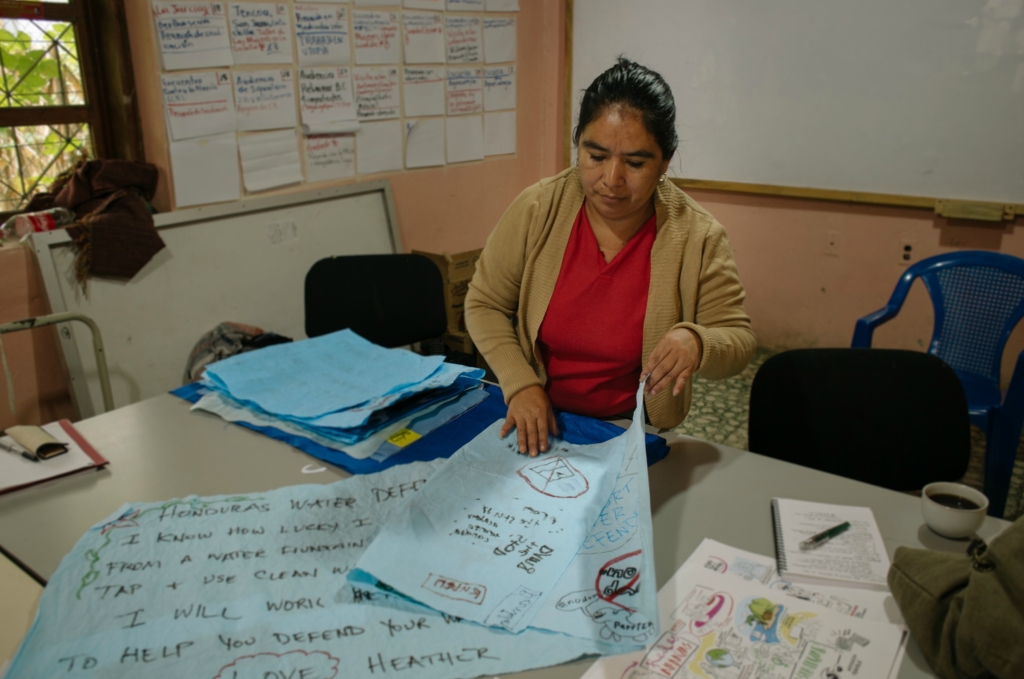 Aux côtés de Bertha, les membres du COPINH continuent de défendre l'environnement, de toutes les manières possibles. La militante Liliam Esperanza López reçoit des messages de solidarité du Canada, qu'elle classe puis partage avec les membres du COPINH dans les communautés indigènes.  © Amnesty International/Sergio Ortiz