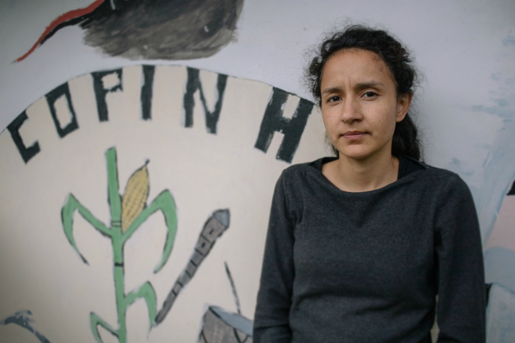 L'héritage de Berta demeure bien vivant en la personne de sa fille, Bertha Zúniga, qui continue de s'exprimer avec courage. « Avant la mort de ma mère, une alliance claire régnait entre les intérêts commerciaux, les agents de sécurité du secteur privé, les fonctionnaires et le crime organisé, a déclaré Bertha. Comme ces parties sont complices de sa mort, il s’avère de plus en plus difficile qu’une enquête minutieuse soit menée. Ma mère [Berta Cáceres] mérite que justice lui soit rendue et il est essentiel de faire toute la lumière sur le complot dont elle a été victime. C’est indispensable si nous voulons éviter d’autres homicides. » © Amnesty International/Sergio Ortiz