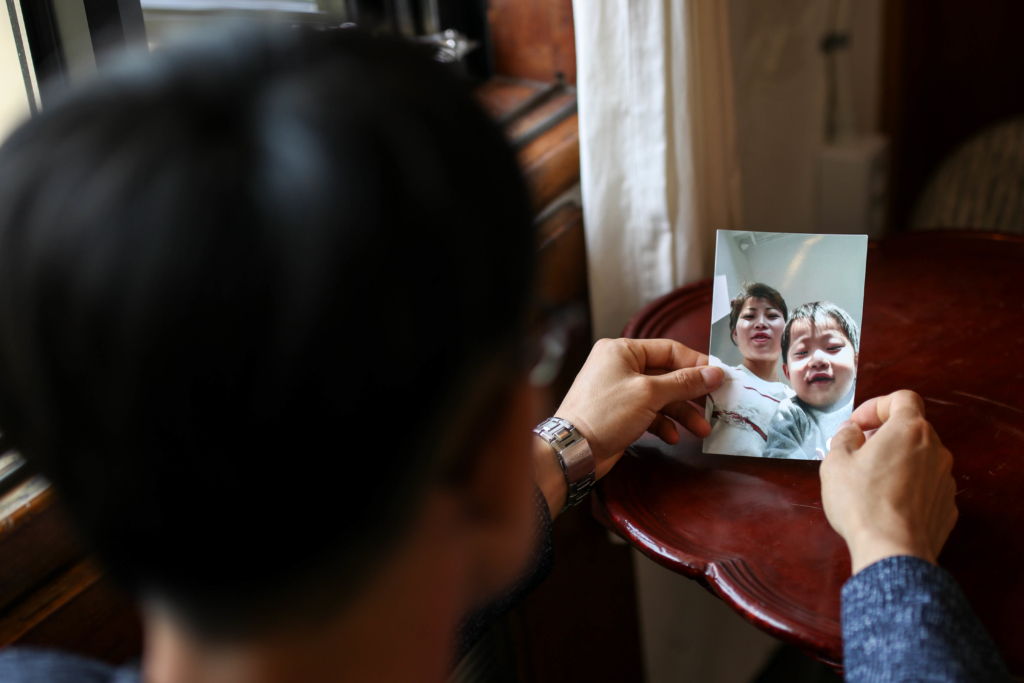 Lee Tae-won tenant une photo de sa femme et de son fils, qui ont été renvoyés de Chine en Corée du Nord.