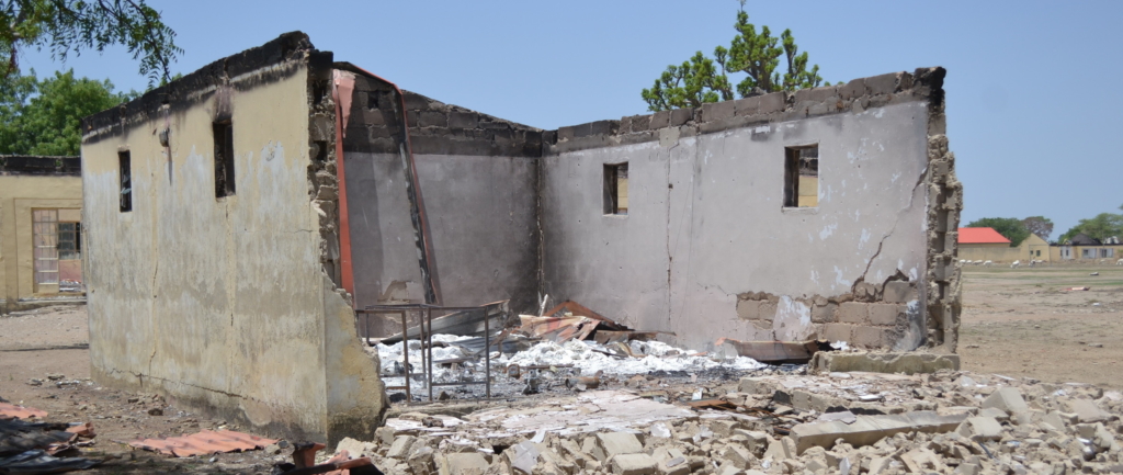 La bibliothèque de Chibok endommagée après une attaque de Boko Haram. © DR