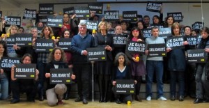 Le personnel d’Amnesty International France prend part à l’action de solidarité #JeSuisCharlie à la suite de l’attentat à Paris. © Amnesty International France