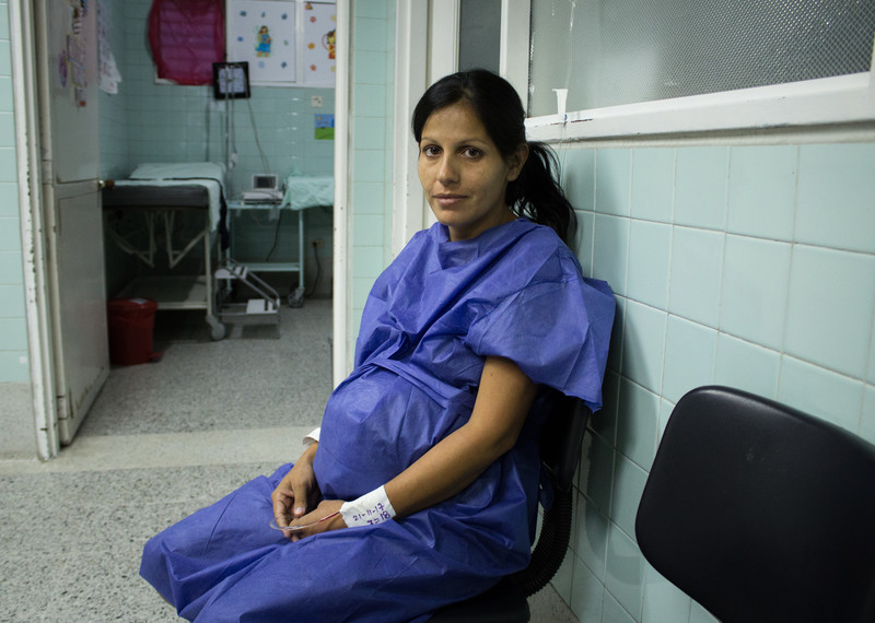 Karen est une Vénézuélienne qui a donné naissance en Colombie